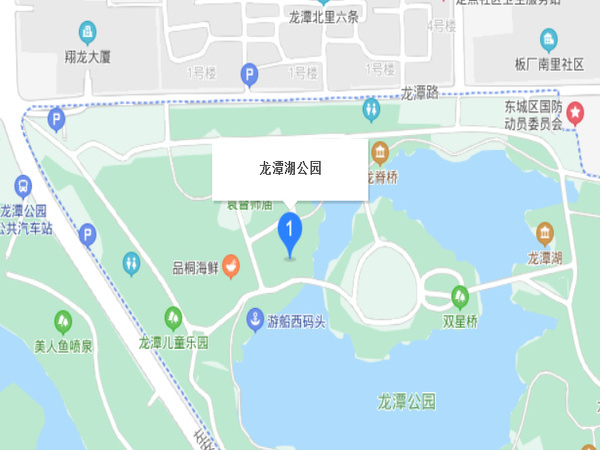 龍?zhí)逗?>龍?zhí)逗?，位于北京市東城區(qū)外城東南隅，龍須溝流經(jīng)此地，故命名為&ldquo;龍?zhí)逗?rdquo;。為古高梁河穿過的地區(qū)，屬海河流域北運(yùn)河支流通惠河支流護(hù)城河水系。因明圍筑外城墻的窯坑積水形成，中華人民共和國建國后，疏挖成三處湖面，面積44.3萬多平方米，并于1980年代建成大型河湖公園（龍?zhí)逗珗@、北京游樂園、龍?zhí)段骱珗@）。也是南城雨水的調(diào)蓄湖泊</ul></div>
<div   id=
